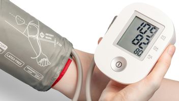 医生提醒患者控制血压对预防高血压并发症至关重要