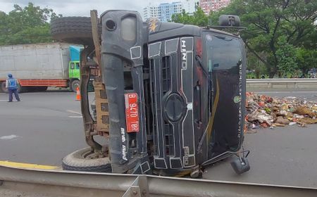 Truk Angkut Sampah Milik Dinas LH Jaktim Terguling di Cakung