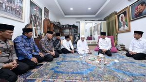 Le président Jokowi rend hommage au salon funéraire du défunt Sharifah Salma Epouse Habib Luthfi