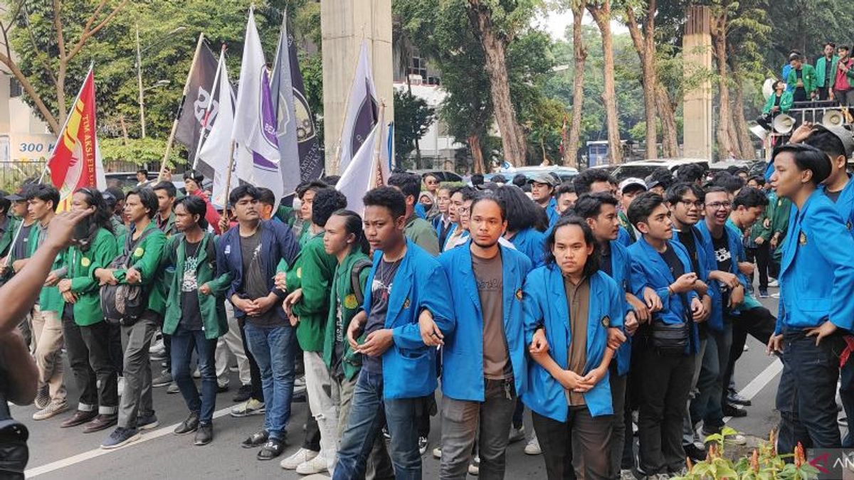 Les manifestants d’étudiants devant le Parlement lors de la session plénière de la Chambre des représentants ont été riches