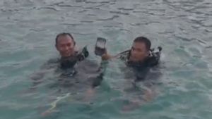 Ponsel Milik Wisatawan Tercebur ke Laut Pulau Pari, Polisi dan Damkar Lakukan Evakuasi