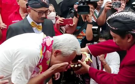 Ganjar Cuci Muka dengan Air Sumur Jobong Peninggalan Majapahit di Surabaya