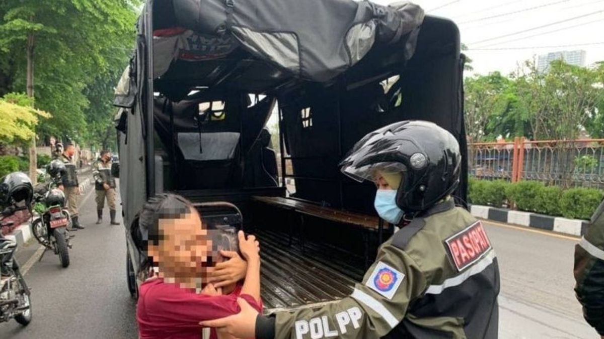Dinsos Pekanbaru在Diponegoro街逮捕了32名乞丐