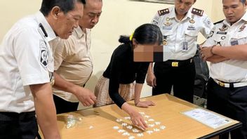 Une infirmière PPPK est arrêtée pour avoir introduit 240 pilules de Koplo dans la prison de Lumajang