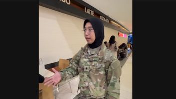Le ministre de la coordination Yusril a insisté sur le fait que le statut de ressortissant indonésien n'était pas automatiquement perdu s'il rejoignait un service militaire étranger.
