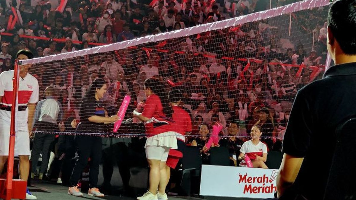 Watching Her Daughter Tanding Badminton, Puan Approaches The Field Gives Her Spirit