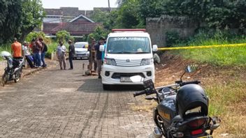 الجثة ملفوفة في سارونغ في بامولانغ ، كان السكان قد رأوا السيارة تتوقف بالقرب من الموقع