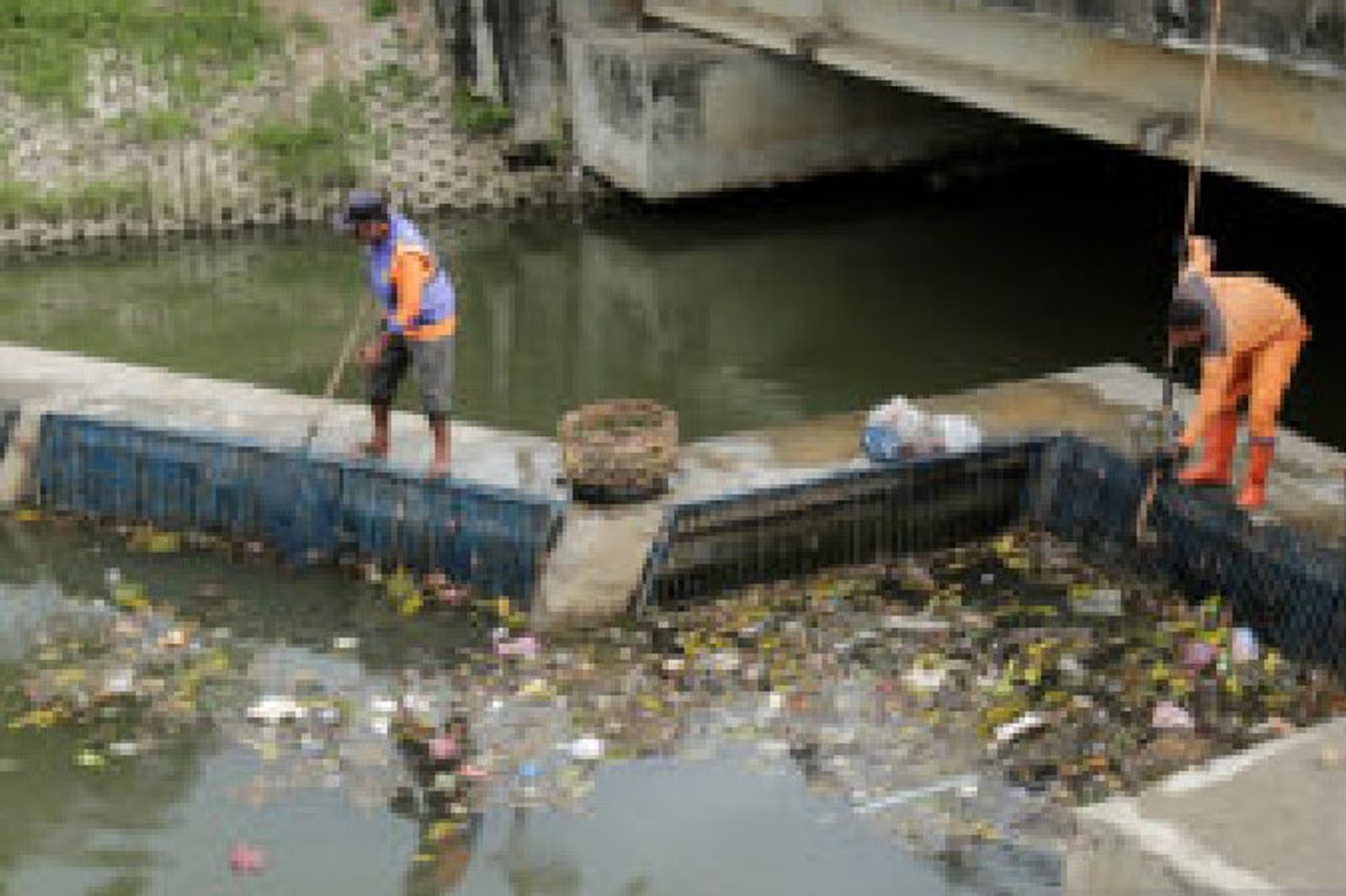 Overcoming Garbage Floods In The Krueng Daroy And Krueng Doy Rivers, DLHK3 Banda Aceh Uses Floating Cubes