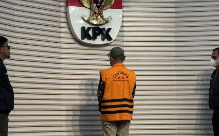 Dirut PT PPM Resmi Gunakan Rompi Oranye Susul 2 Tersangka di Kasus Korupsi APD