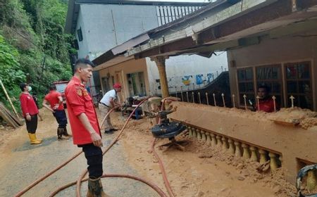 Timbunan Tanah Longsor Timpa 4 Rumah Warga Kendari Kelar Diangkut, Kerugian Ditaksir Rp100 Juta