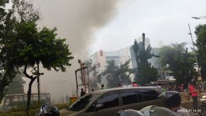 Damkar Mulai Padamkan Gedung Gegana yang Terbakar, Asap Pekat Selimuti Jalan Kramat Raya