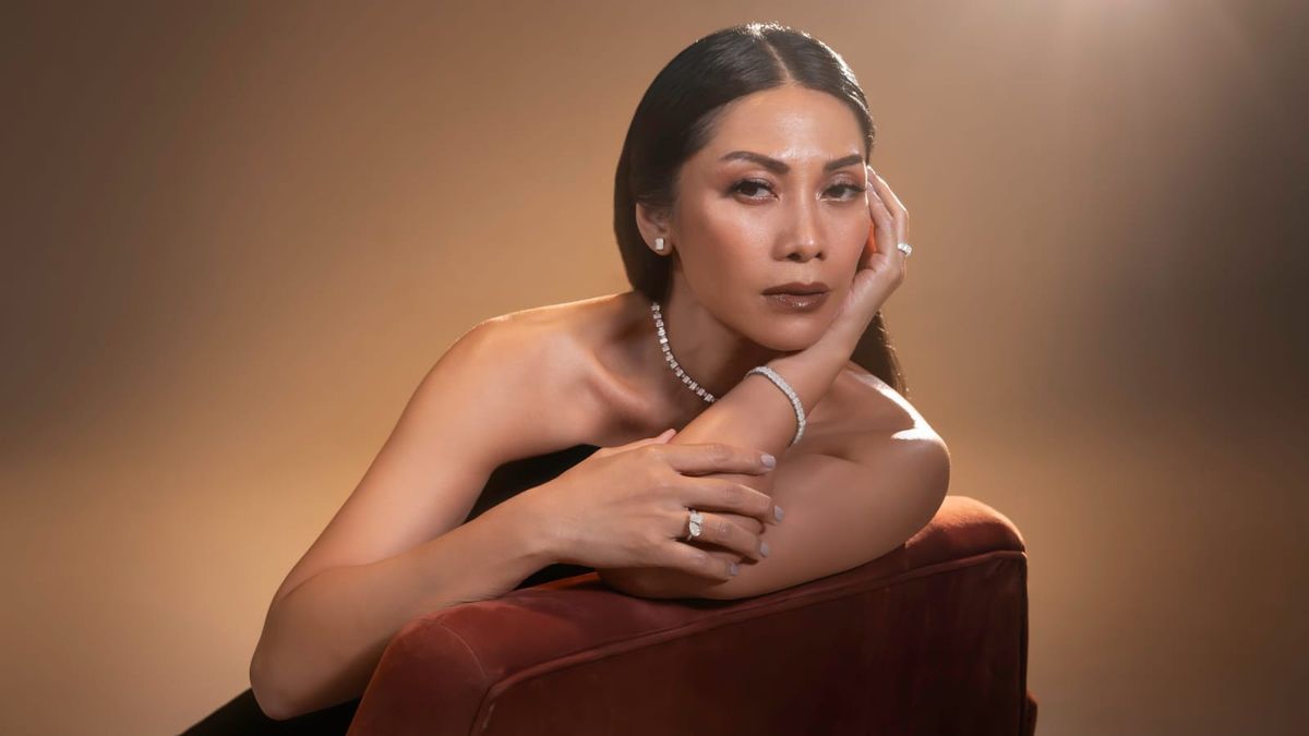 慎重に、アンガン・C・サスミは18歳以上になった後に子供に宝石を与えることを選択します