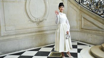 Jisoo BLACKPINK参加2023年Dior高级定制时装秀的图片，显得像奥黛丽赫本一样优雅