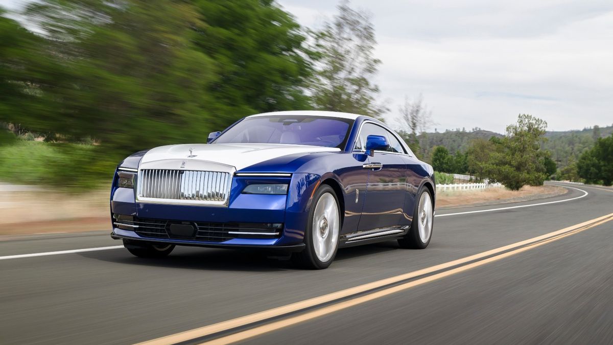 Rolls-Royce présente sa stratégie future, l’un des premiers conserver le V12 Cullinan