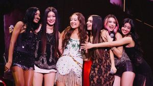 Ngefans dari Awal, Laufey Boyong KATSEYE ke Panggung Tur Konsernya