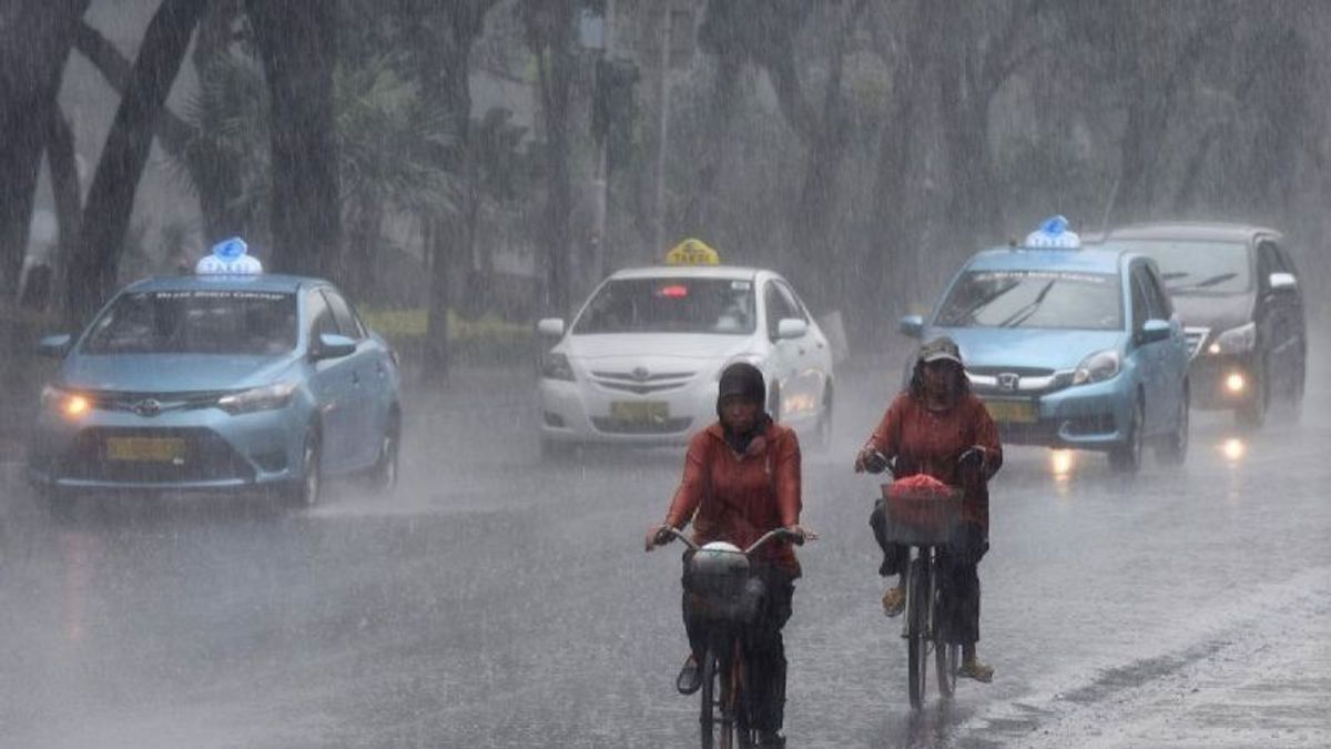 今日の天気、BMKGはインドネシアの多くの地域で雷を伴う大雨のリスクについて警告します
