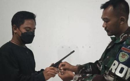 Berkat Tradisi 'Adu Bako', Warga Halmahera Utara Sukarela Serahkan Senjata Api ke Satgas Yonarhanud