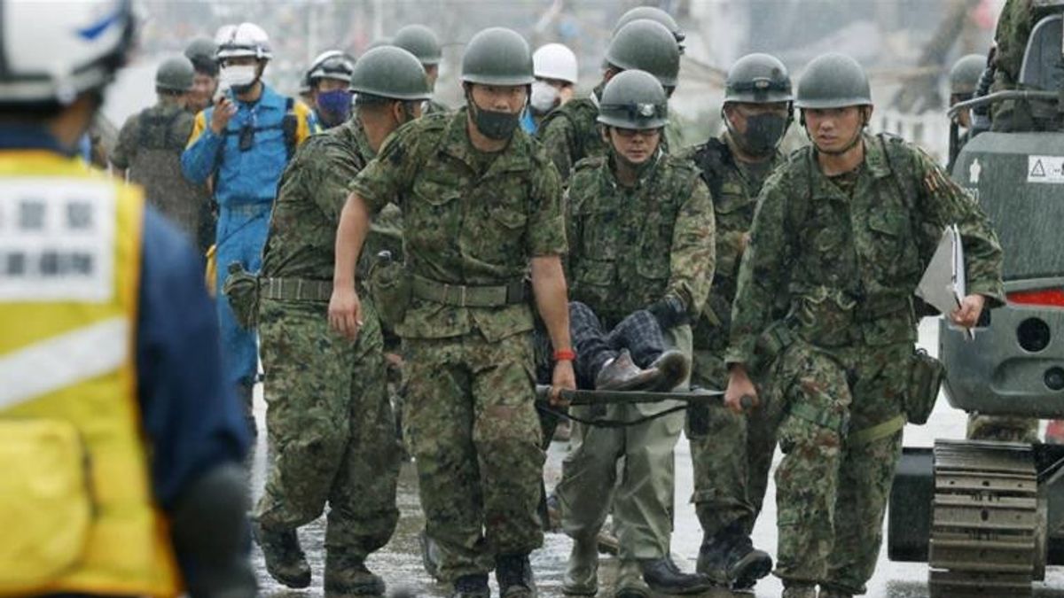 救援队撤离在日本造成35人死亡的洪水和山体滑坡受害者