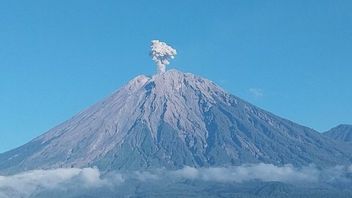 スメル山が山頂から600メートルの高さで噴火