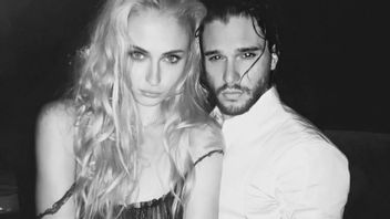Kit Harington 在新片中与 Sophie Turner 亲密接吻，令人惊讶