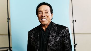Smokey Robinson Bantah Tuduhan Kekerasan Seksual dari Mantan Karyawan