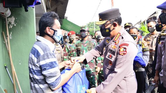 Kapolri Salurkan Bansos ke Wilayah Pinggiran Jakarta