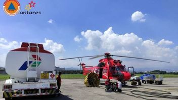 BNPB部署直升机水轰炸处理TPST Sari Mukti火灾