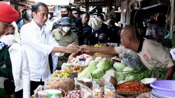 Jokowi Cek Harga Kebutuhan Pokok di Pasar Sambonggede Jatim