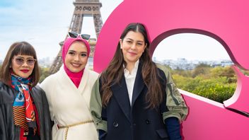 エッフェル塔を見下ろすパリの美しいカフェを飾るバトンスカーブは、ファッションを祝うための反省室になります