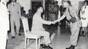 ブン・カルノの副官であるマンギル・マルトウィジョジョは、1967年11月15日、今日の歴史の中で執行サティアレンカナ賞を受賞しました。