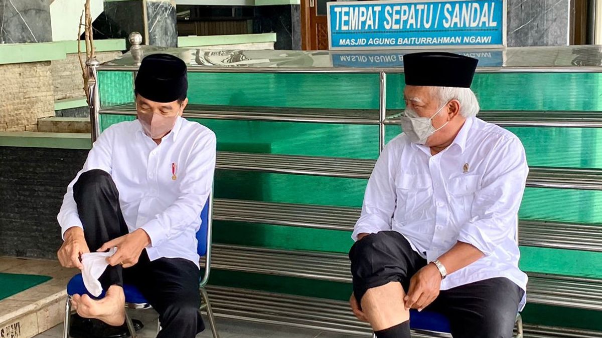 After Inaugurating The Market, Jokowi Distributes Basic Necessities And Money To Street Vendors In Ngawi