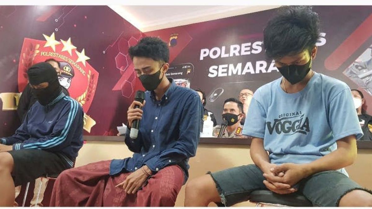 Arrestation Par La Police De Deux étudiants D’un Campus Privé à Semarang