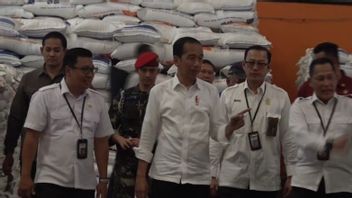 Jokowi Cek Penyaluran Bantuan Pangan di Palembang