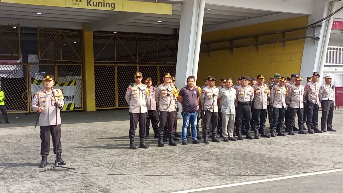  2178 Personel Gabungan Lakukan Penjagaan Jelang Pertandingan Persija vs Dewa United di SUGBK Senayan  