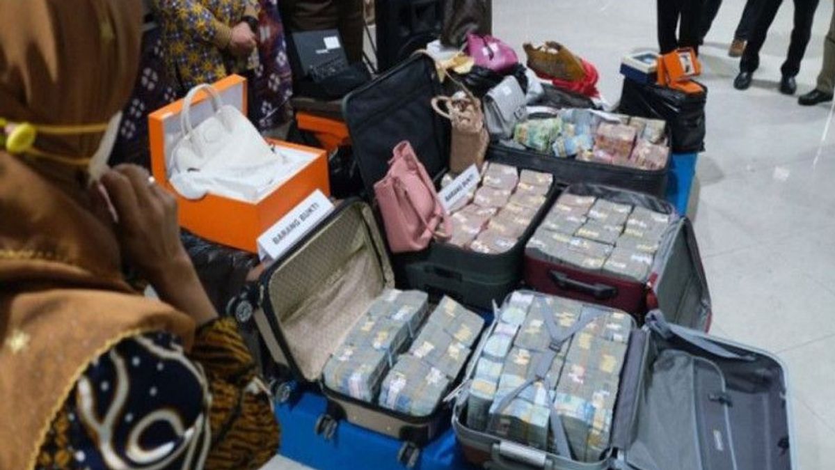 DJP DIYが32個の高級バッグからスーツケースの中のお金の山まで、2人の税務事件容疑者の資産を押収