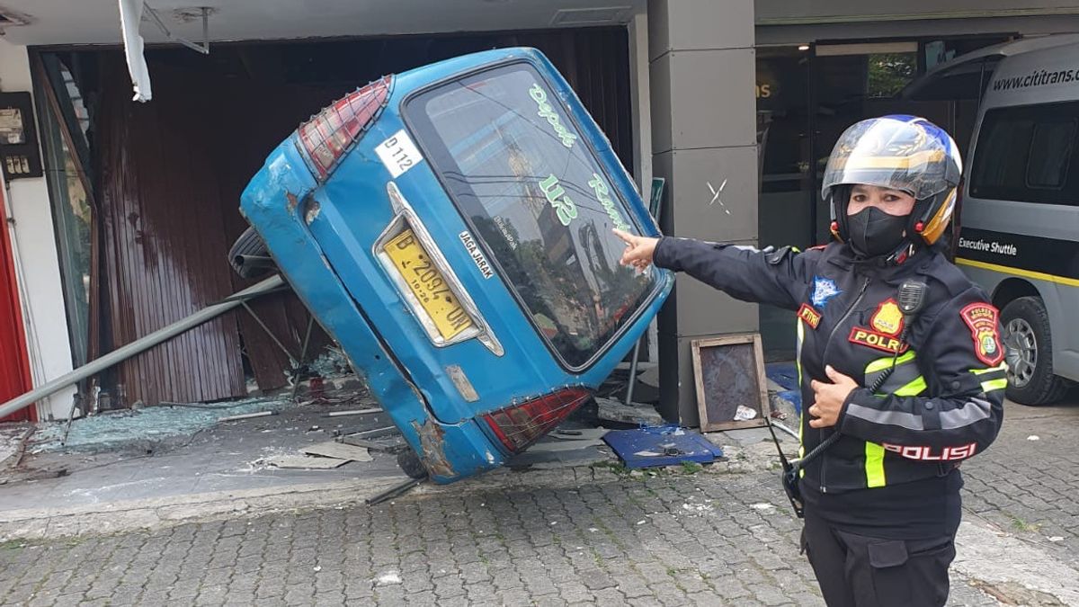 アンコット112の運転手 デポック・ランブータン ニャリスは、マルゴンダの足と店をクラッシュさせた後、住民から判断されました