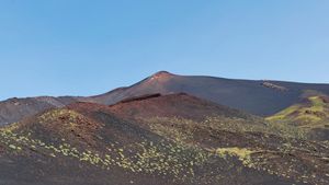 Gunung Berapi Etna dan Stromboli di Italia Meletus, Bandara Catania Ditutup