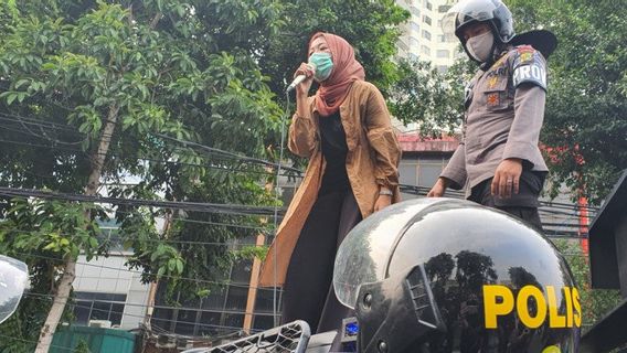 Naik Mobil Raisa, Mahasiswi Ini Tenangkan Pendemo: Jangan Pancing Keributan, <i>Gue</i>Mohon <i>Banget</i>