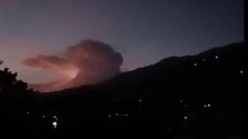 ليست علامة ثوران البركان ، البرق الضوئي على جبل غونتور وبابانايان للظواهر الطبيعية العادية