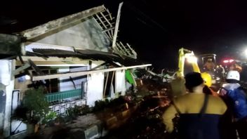 班贾内加拉山体滑坡25米悬崖击中民宅4人死亡 