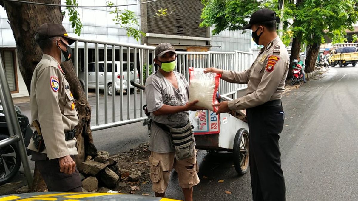Bantu Warga Miskin, Polisi Bagi-bagi Beras ke Pemulung dan Pedagang Rongsokan