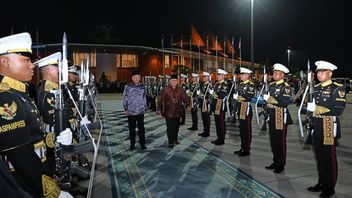 Probowo Subianto's Hand Touch at the End of the Runway, Melodi 'Rasa Sayange' Introduction to Anwar Ibrahim's Return