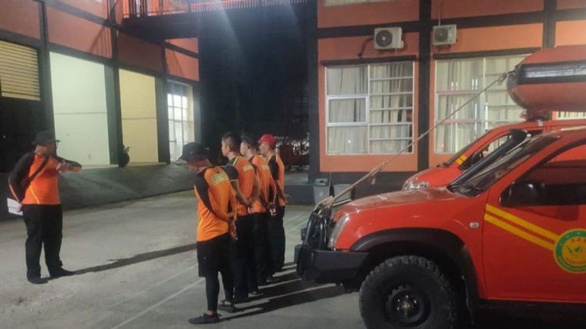 SAR Team Searches For Man Who Jumped Into The Sea From Kendari Bay Bridge