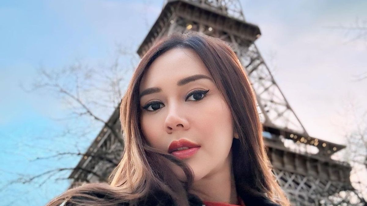 Asking Netizens To Take Care Of Their Hearts, Take A Peek At 7 Moments Of Aura Kasih Holidays To France