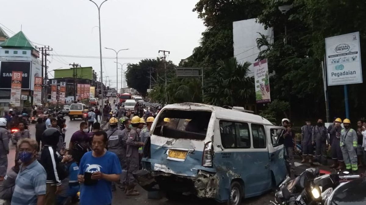  巴厘巴板市长拉赫马德·马苏德（Rahmad Mas'ud）对在拉帕克环形交叉路口造成4人死亡的致命车祸表示哀悼