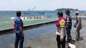 KM Bintang Muara Sejati 20 Karam di Perairan Pulau Kelor, Petugas Evakuasi Awak Kapal