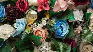 8 Trik Dekorasi Ruangan dengan Bunga Plastik agar Kelihatan Alami