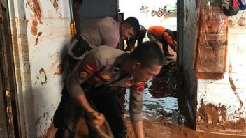 Pour aider les victimes des inondations de Pekalongan, la police garde également les maisons des gens pour éviter les crimes au milieu de catastrophe