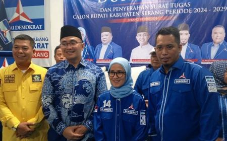 Demokrat Serahkan Surat Tugas Andika Hazrumi di Pilkada Serang