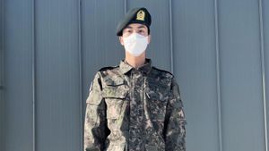 Jin BTS Pamer Foto Kenakan Seragam Militer Eksklusif